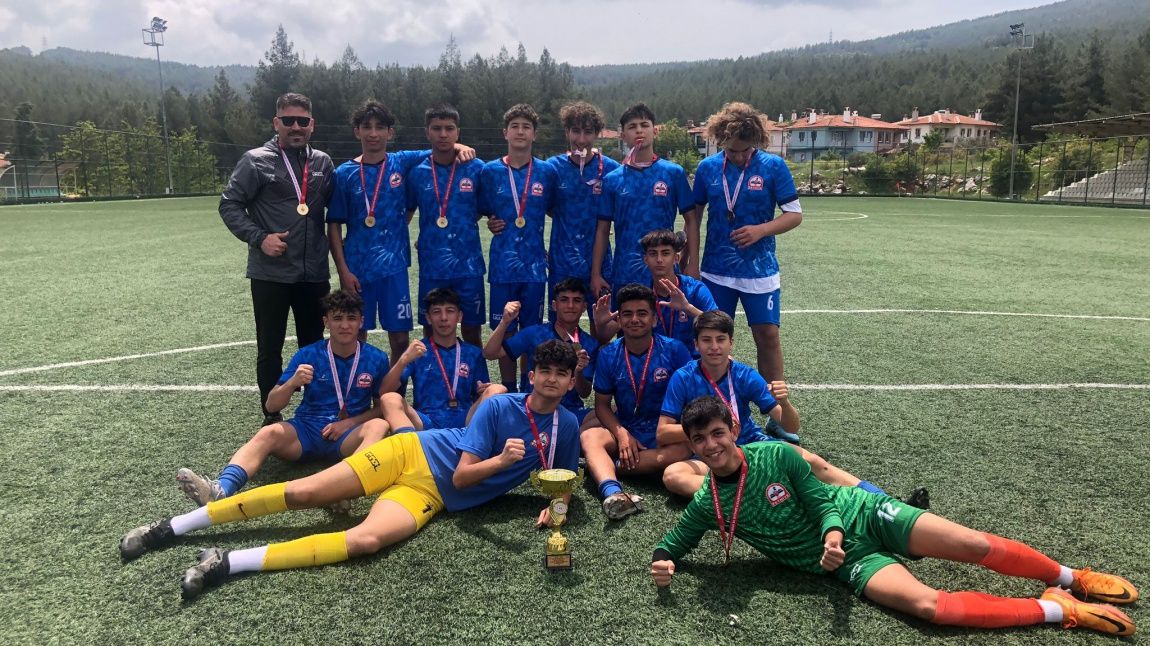 Okul Futbol Takımımız 2022-2023 Eğitim Öğretim Yılı Okul sporları Genç Erkekler B kategorisinde il birincisi olmuştur.