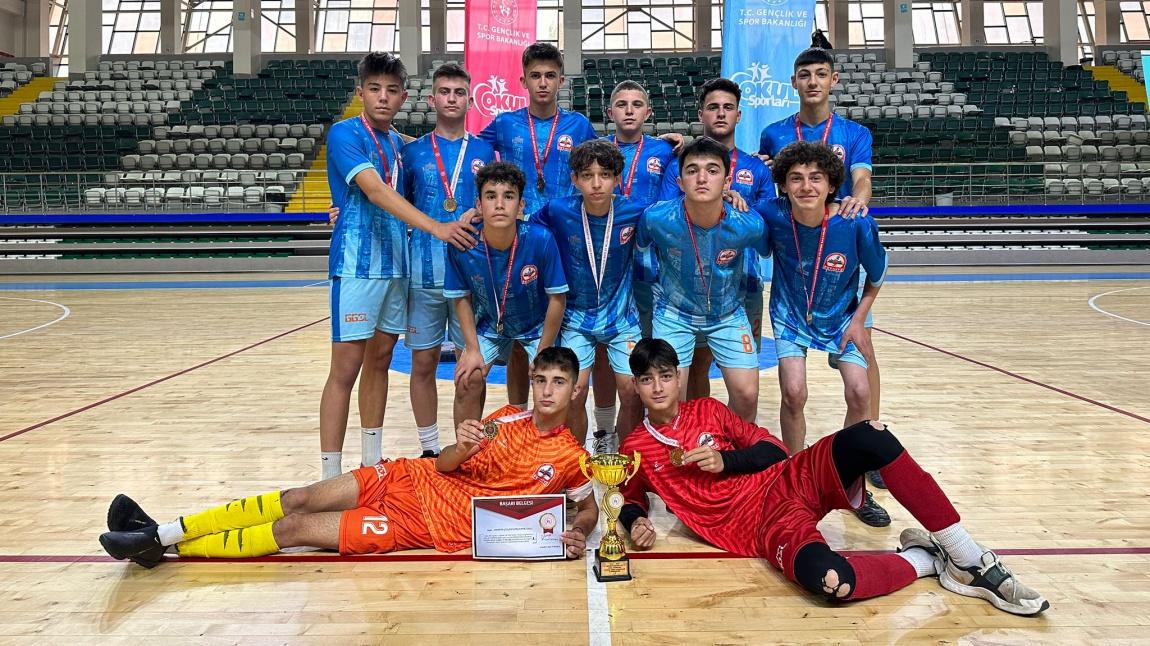 Okul Erkek Futsal Takımımız 2022-2023 Eğitim Öğretim Yılı Genç Erkekler B kategorisinde İlçe ve İl birincisi olmuştur.