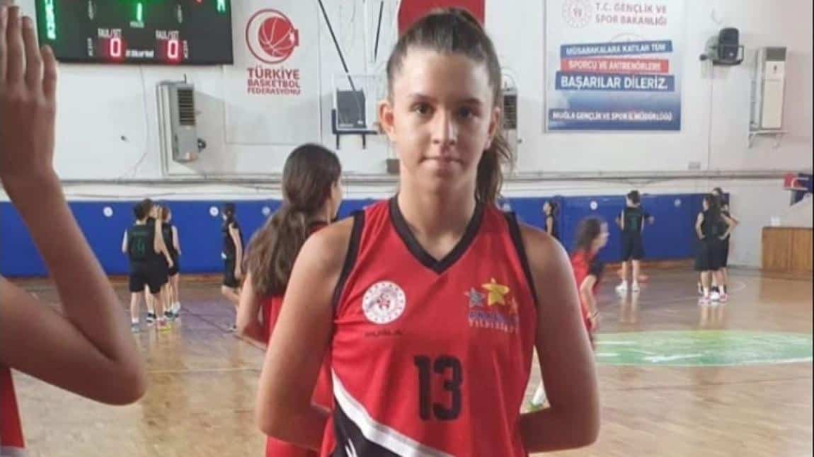 Öğrencimiz Doğa Zeynep FİLİZ,  Muğla İl Karması Kız Basketbol takıma Fethiye'den seçilen Tek sporcu olmuştur.